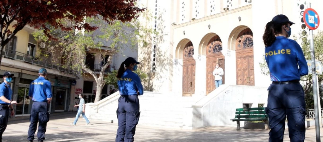 Υπό... αστυνομικό κλοιό οι πλατείες: Ένας ένστολος ανά παγκάκι - Σε εφαρμογή το νέο «έξυπνο» μέτρο για τον κορωνοϊό